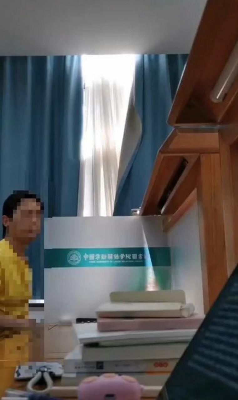高校回应男生在图书馆对女生不雅表白 涉事学生已被批评教育，将加强文明礼仪引导